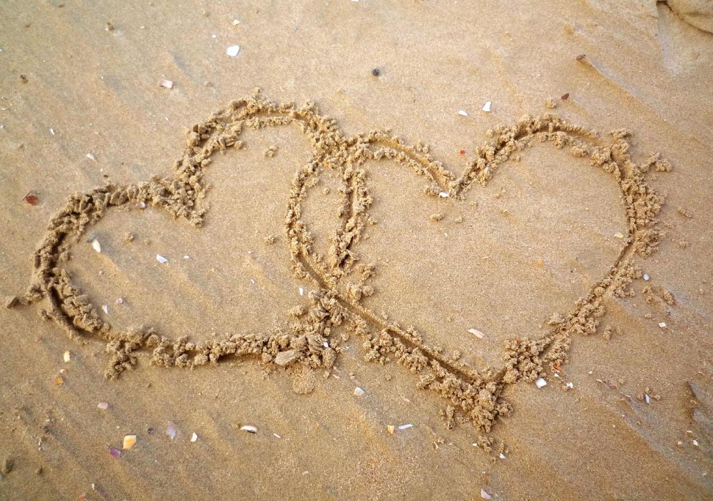 Liefdeskaart hartjes in het zand Voorkant